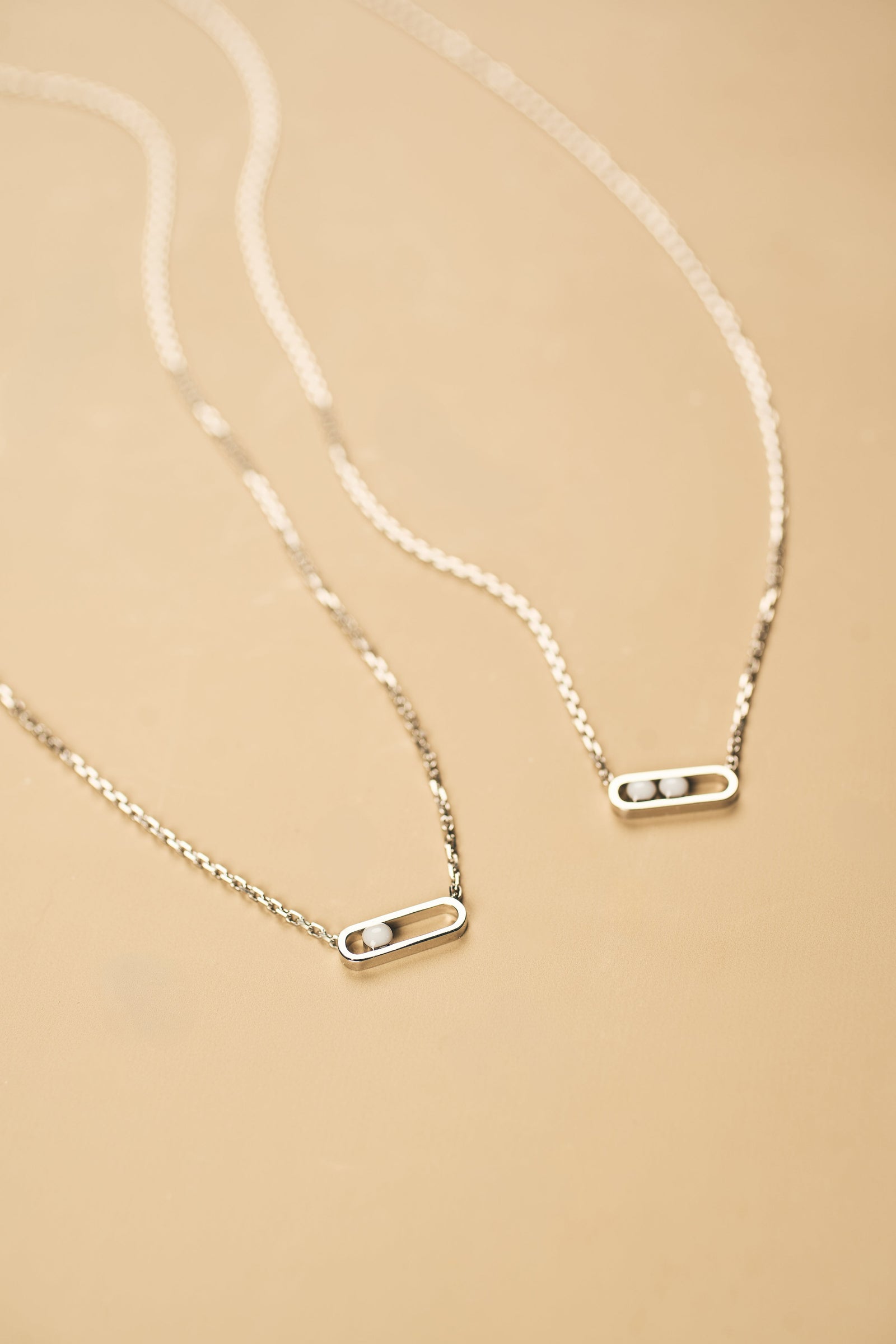 Egy és két anyatej medállal