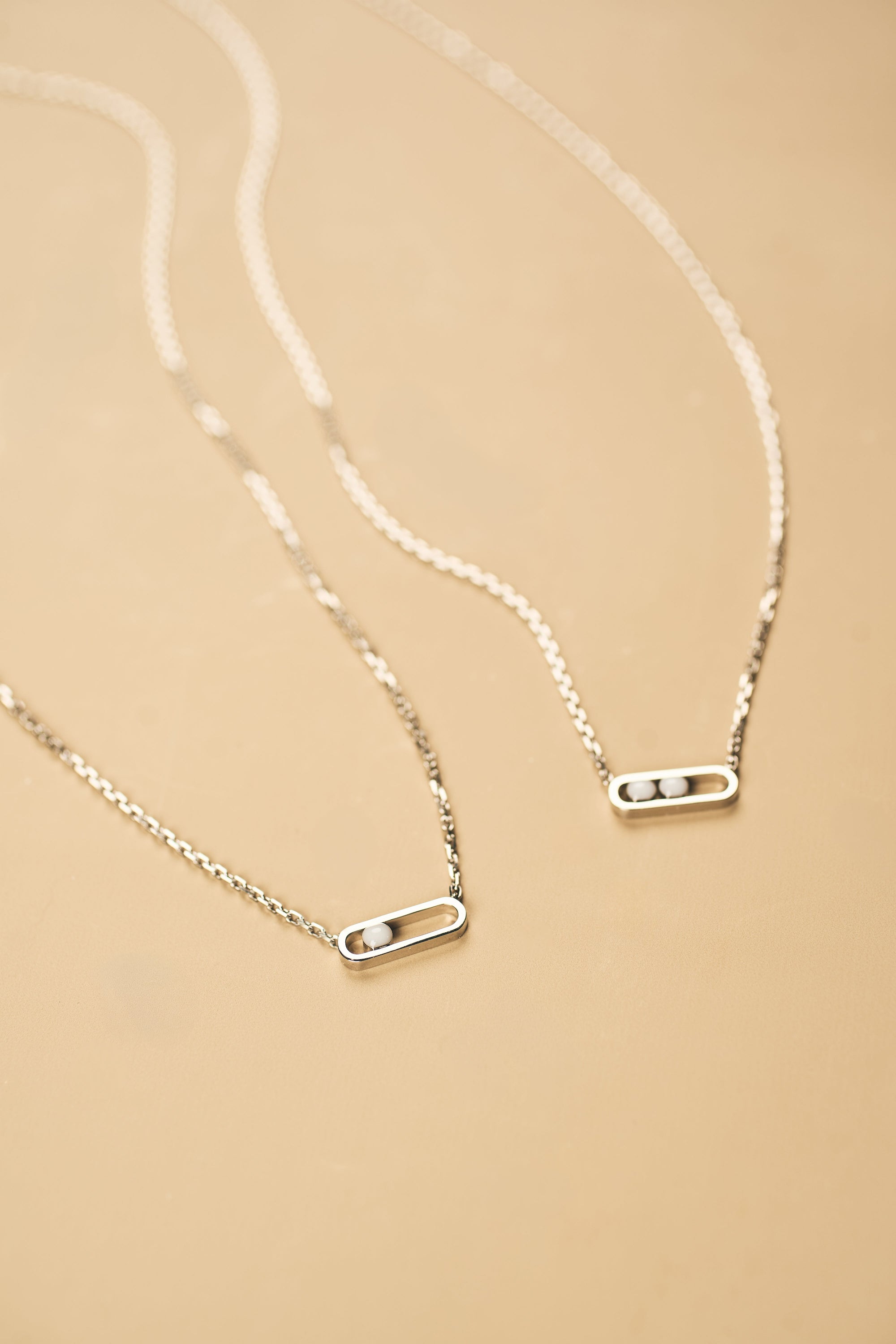 Egy és két anyatej medállal