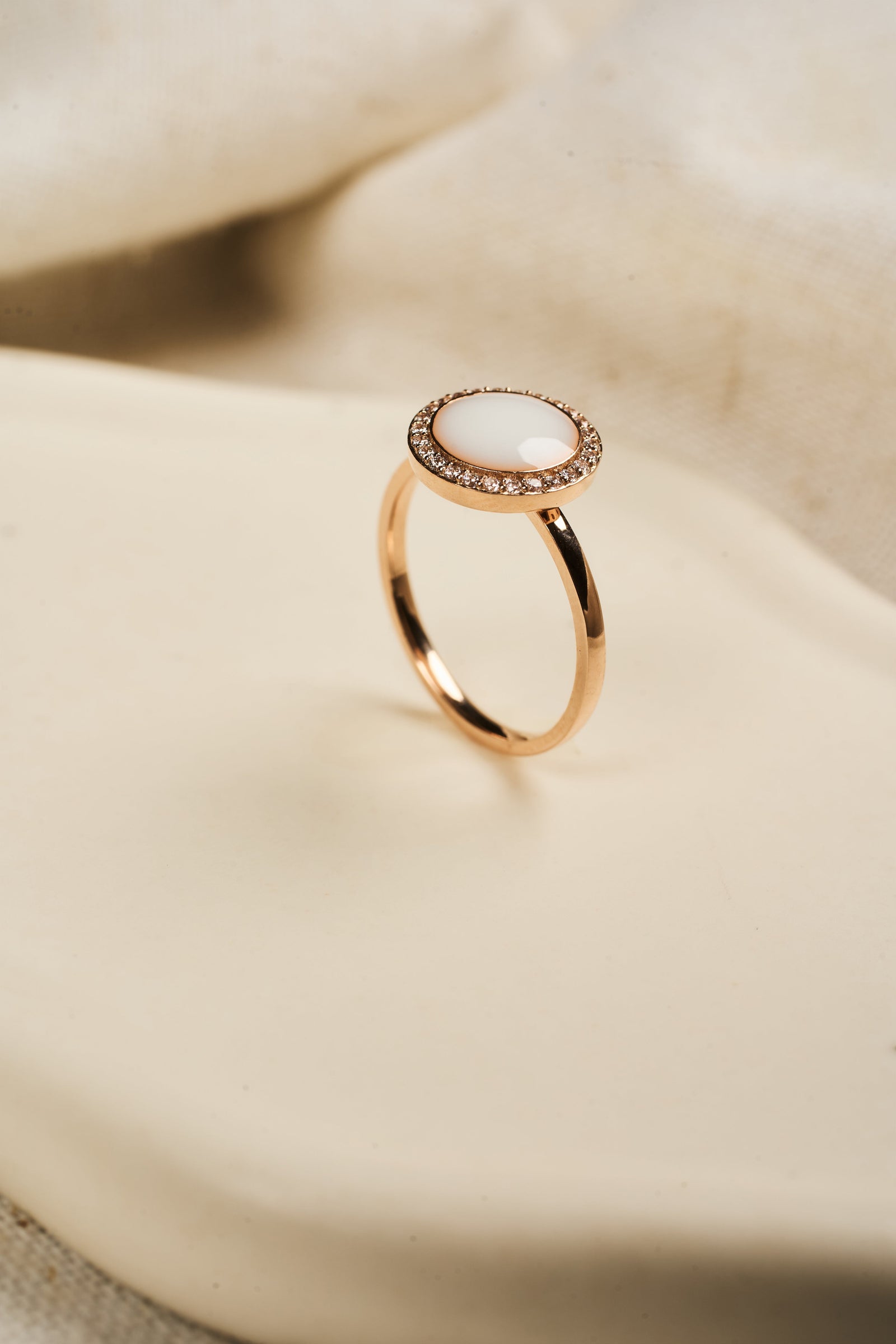 0.8 cm anyatej medállal