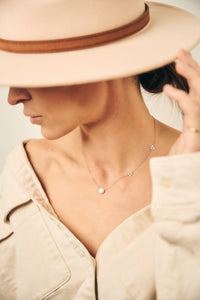 anyatej nyaklánc gyémántokkal körberakva