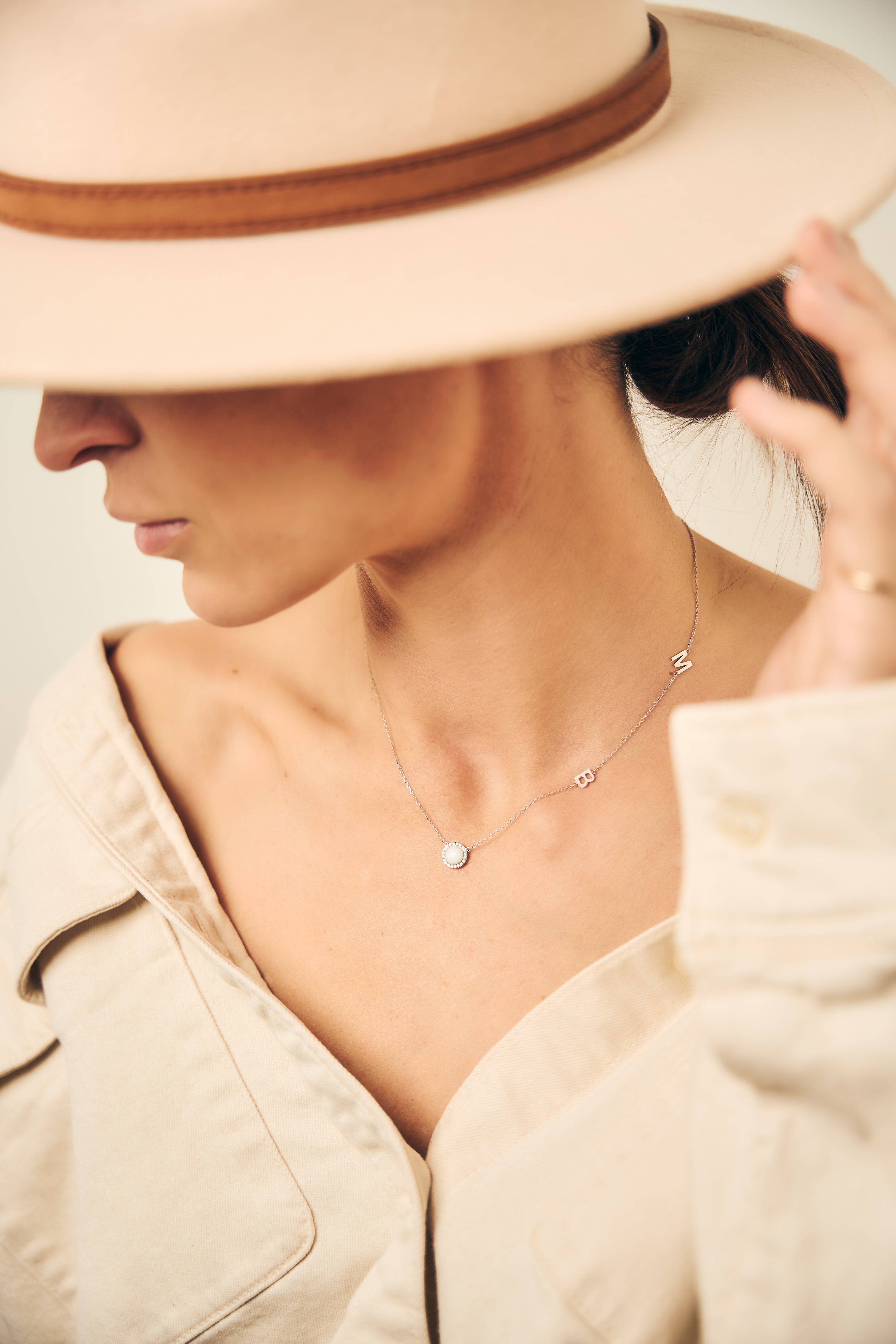 anyatej nyaklánc gyémántokkal körberakva